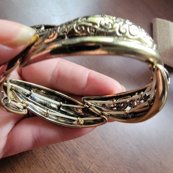 Gold / Brass Tone Metal Filagree Scroll Links Stretch Bracelet - Picture 12 of 13